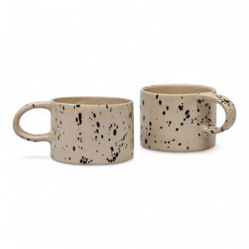 Tasse im Action-Painting-Stil