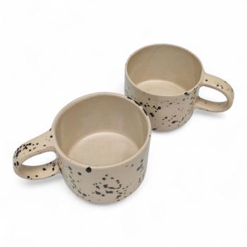 Tasse im Action-Painting-Stil