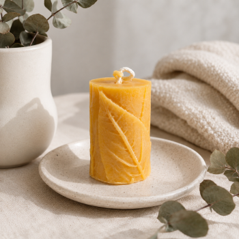 Preview: Bienenwachskerze mit Blattmotiv