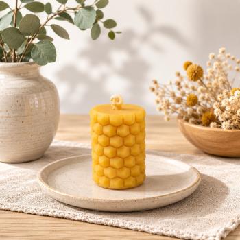 Preview: Bienenwachskerze mit Wabenmotiv