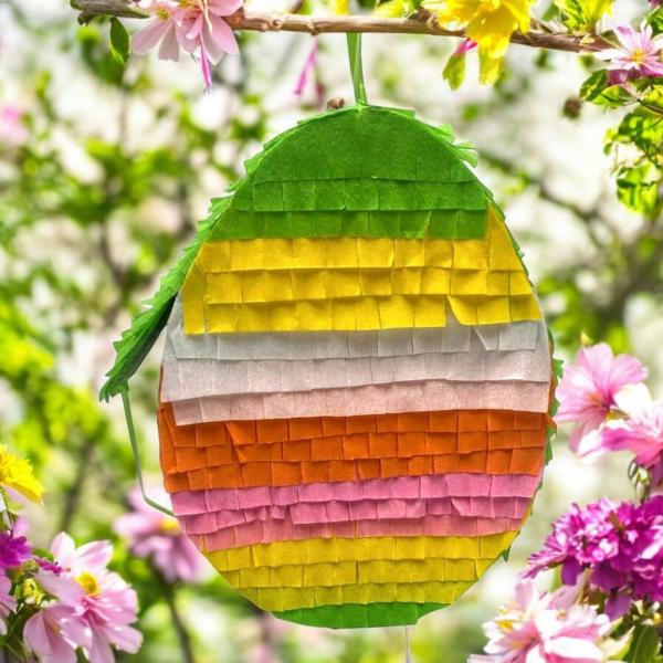 Piñata in Osterei-Form