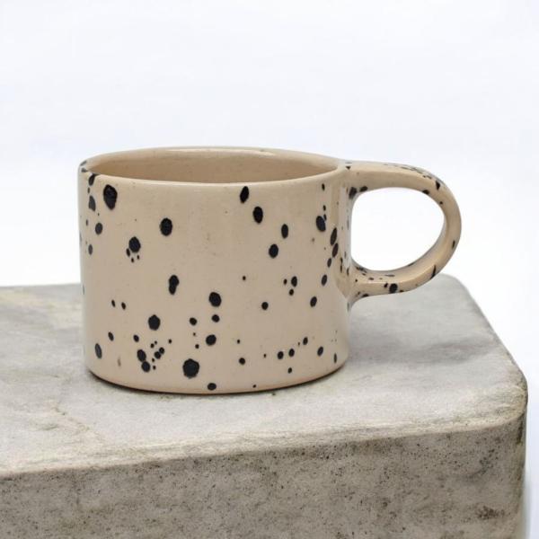 Tasse im Action-Painting-Stil