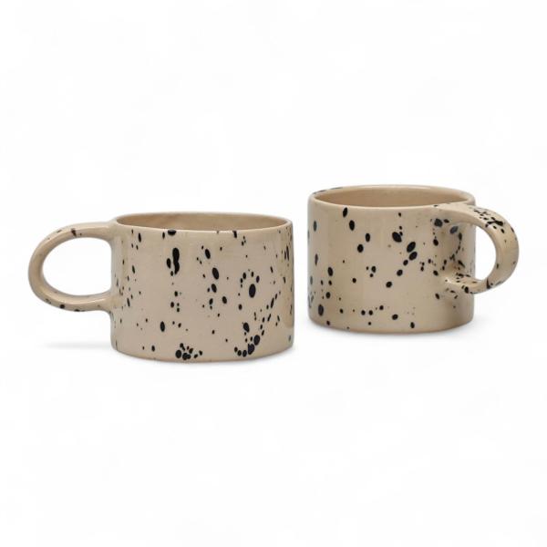 Tasse im Action-Painting-Stil
